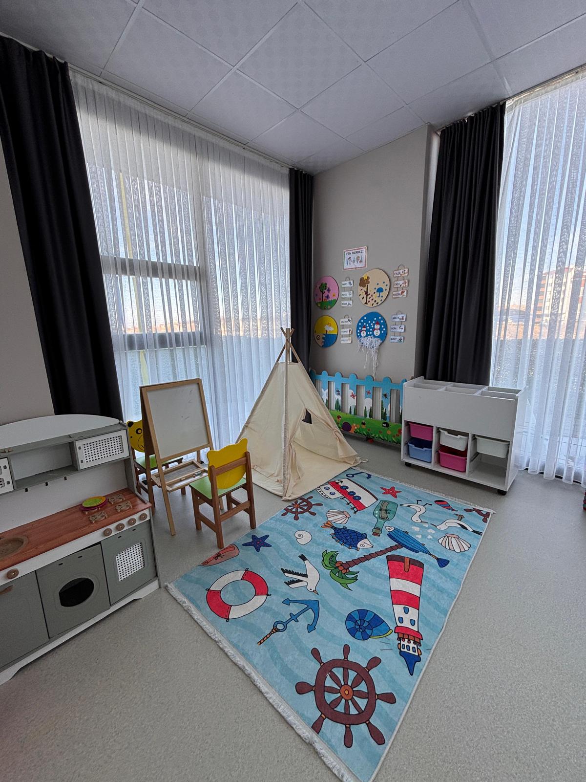 Çadır ve sahne köşeli oyun alanı