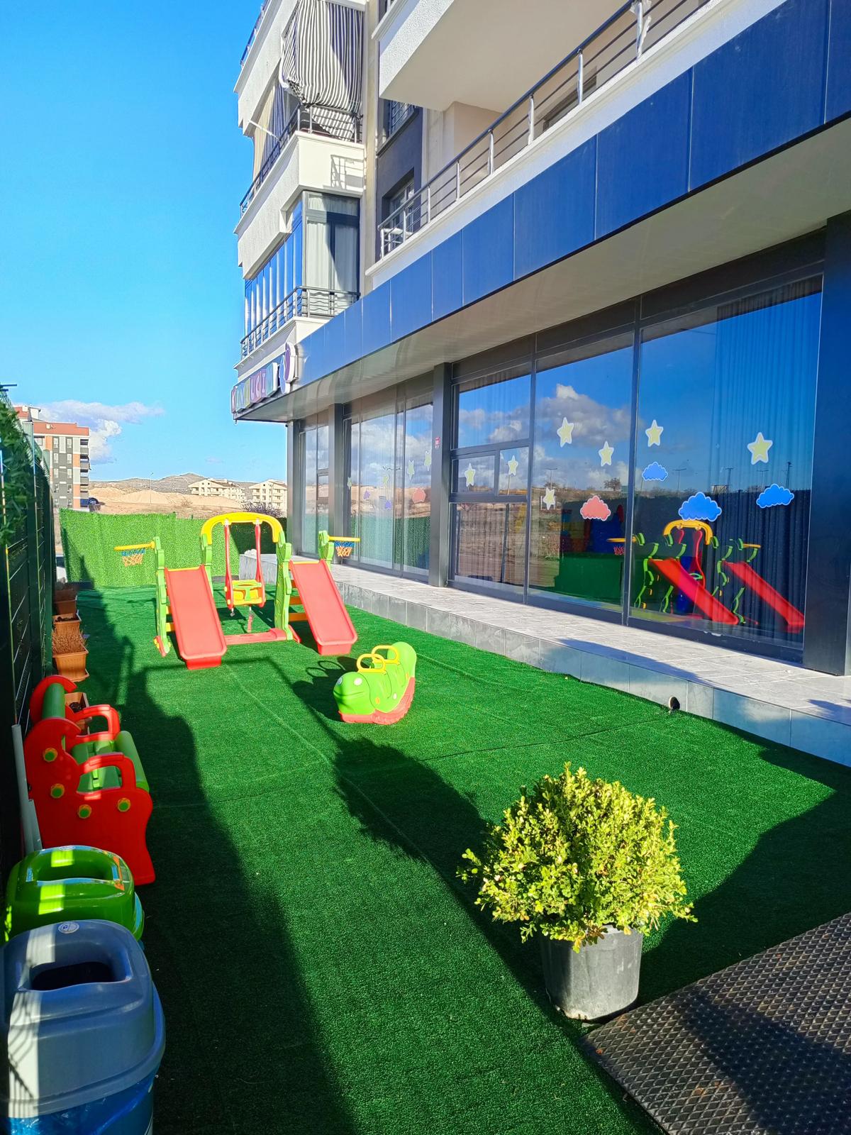 Açık hava oyun alanı ve teras bahçe