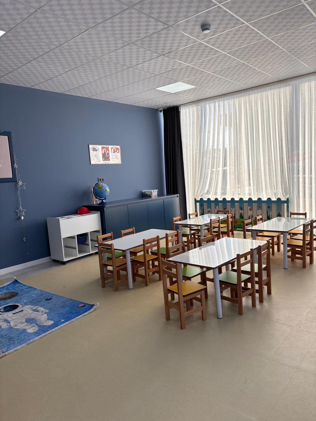 Açık mavi duvarlı sınıf