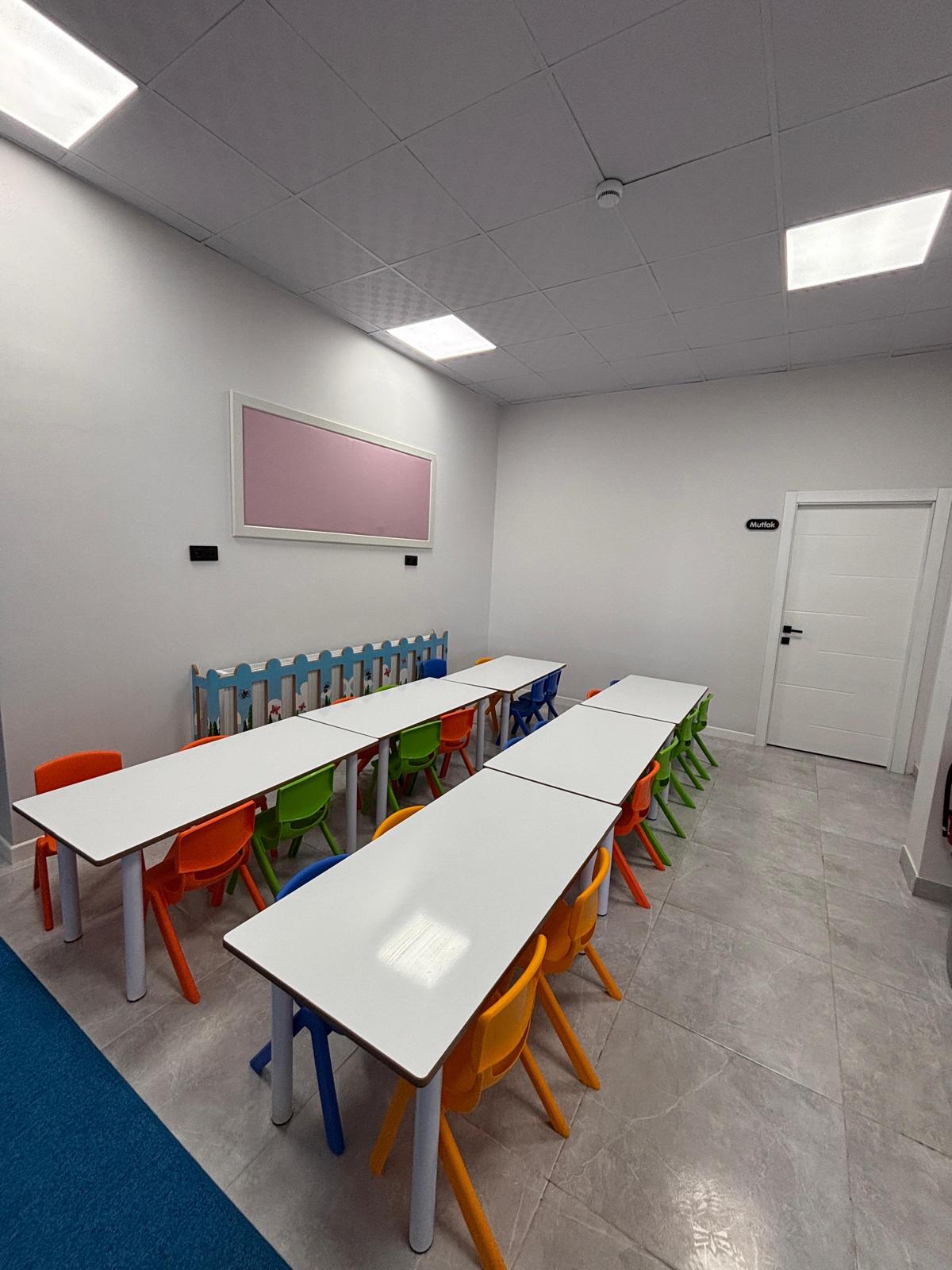 Renkli sandalyeli etkinlik sınıfı